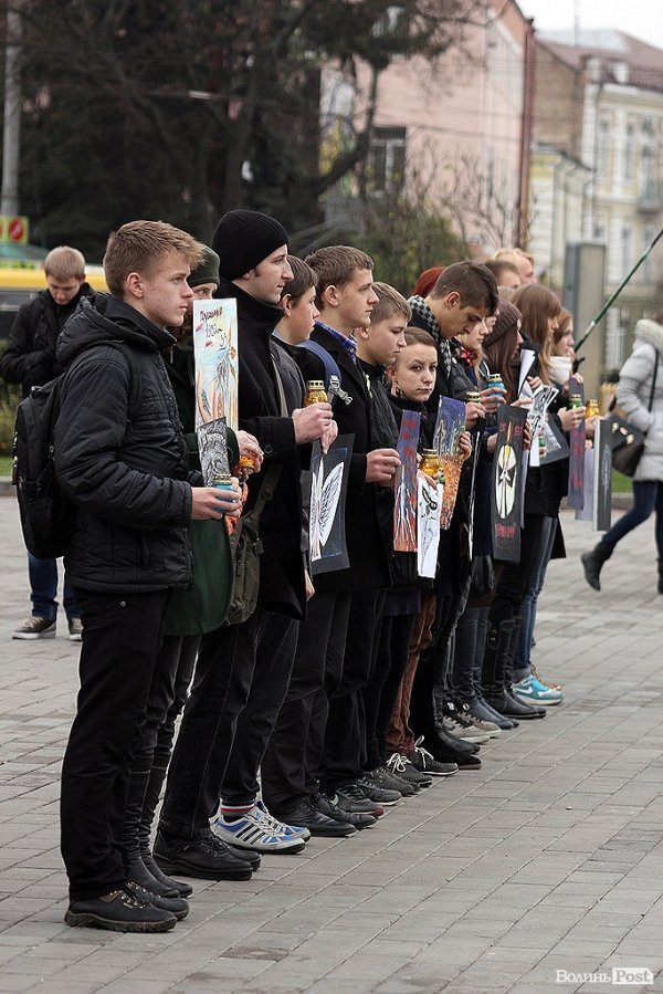 У Луцьку вшанували річницю Голодомору за допомогою картин. ФОТО