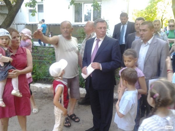 У Луцьку відремонтували три двори, але в сусідніх «яма на ямі». ФОТО