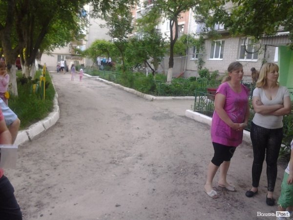 У Луцьку відремонтували три двори, але в сусідніх «яма на ямі». ФОТО