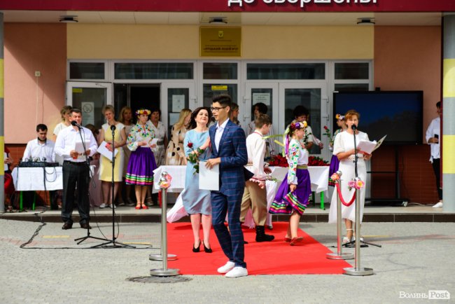 130 випускників луцьких шкіл урочисто отримали медалі: як це було. ФОТОРЕПОРТАЖ