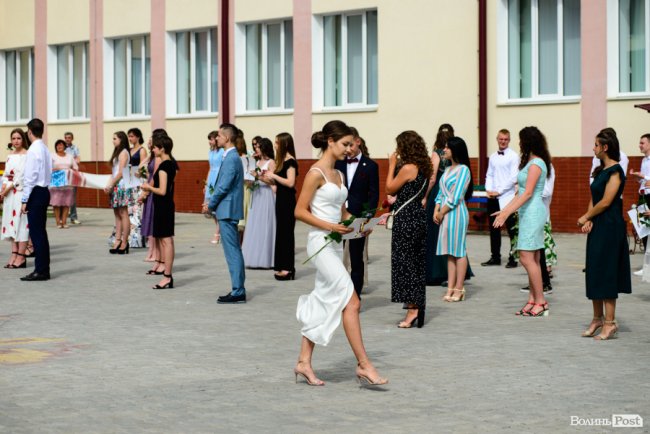 130 випускників луцьких шкіл урочисто отримали медалі: як це було. ФОТОРЕПОРТАЖ