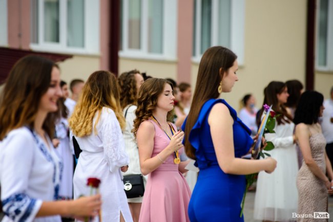 130 випускників луцьких шкіл урочисто отримали медалі: як це було. ФОТОРЕПОРТАЖ
