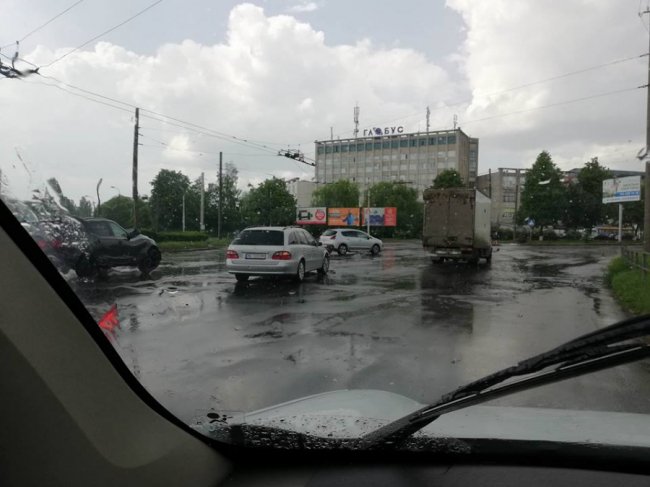 У Луцьку зіткнулися два Mercedes. ФОТО