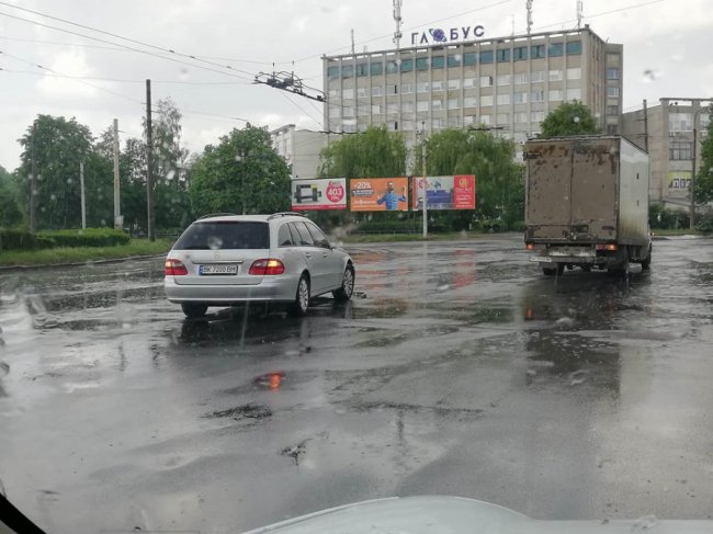 У Луцьку зіткнулися два Mercedes. ФОТО