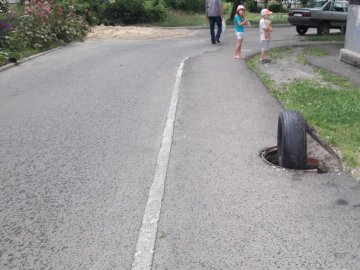 У Ковелі відкритий люк закидали мотлохом. ФОТО