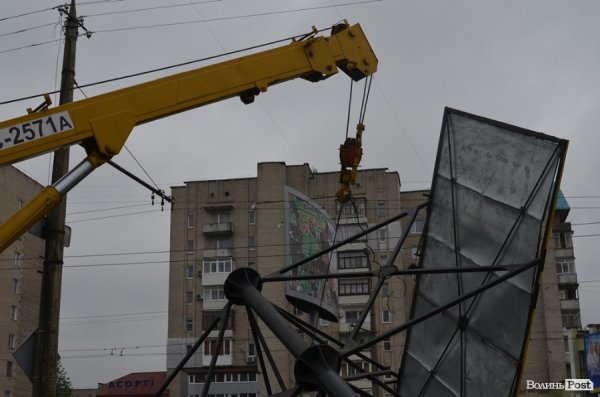 Негода повалила білборд на дорогу та дерево на дитячий майданчик. ФОТО