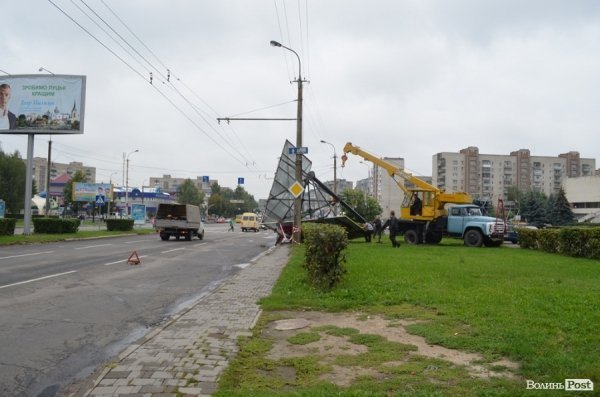 Негода повалила білборд на дорогу та дерево на дитячий майданчик. ФОТО