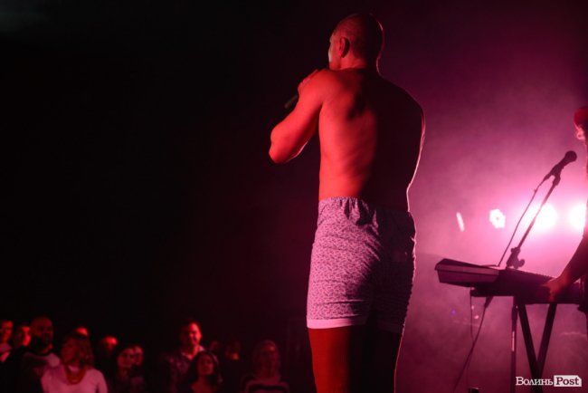 «GAS у Луцьку доведеться освячувати»: ФОТОРЕПОРТАЖ з епатажного концерту «Хамерманів» в халатах і трусах