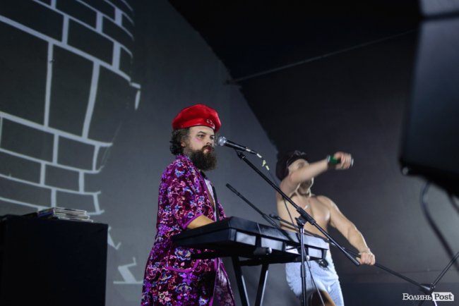 «GAS у Луцьку доведеться освячувати»: ФОТОРЕПОРТАЖ з епатажного концерту «Хамерманів» в халатах і трусах