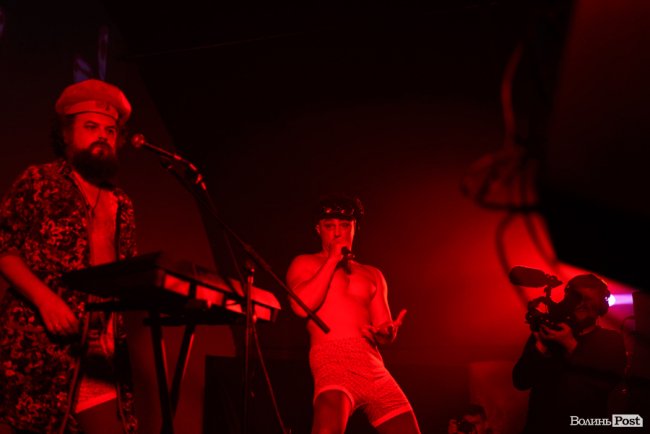 «GAS у Луцьку доведеться освячувати»: ФОТОРЕПОРТАЖ з епатажного концерту «Хамерманів» в халатах і трусах