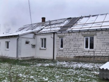 Місяць після ракетних ударів у Луцьку: в одному з пошкоджених будинків почали відновлювати дах
