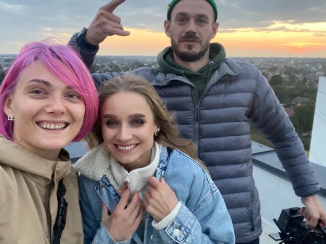 Режисерка Юлія Яцун з героїнею ролика та оператором Дмитром Помяновським