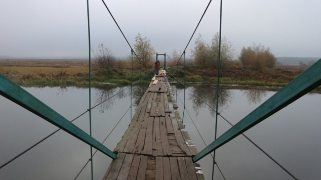 У селищі на Волині ремонтують пішохідний міст через річку. ФОТО