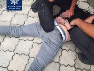 Повідомили про вистріл: у Луцьку в дворі будинку затримали чоловіка з пістолетом і наркотиками