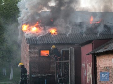У місті на Волині загорілась будівля біля центрального ринку. ВІДЕО