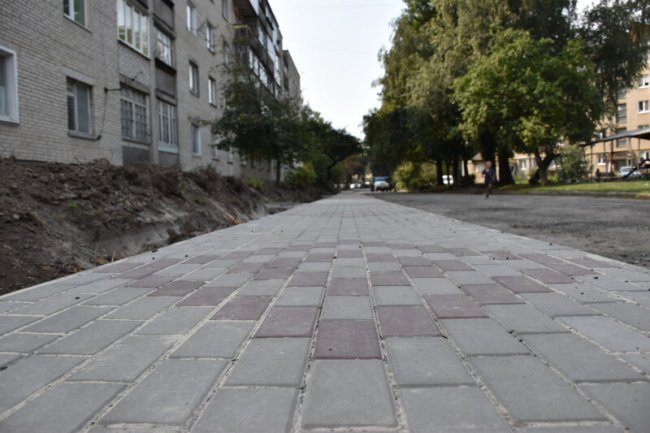 У Луцьку «киплять» ремонтні роботи доріг та дворів. ФОТО