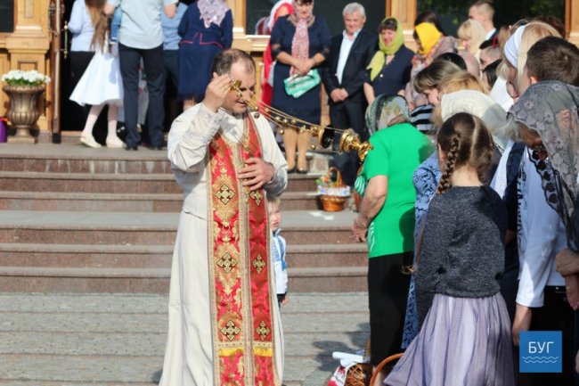 У місті на Волині освятили перші великодні кошики. ФОТО