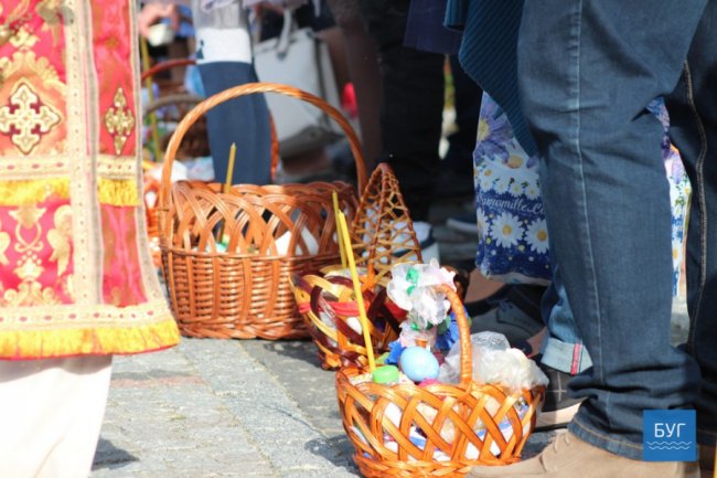 У місті на Волині освятили перші великодні кошики. ФОТО