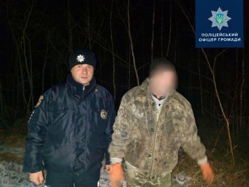 На Волині поліцейські відшукали чоловіка, який пішов в ліс і заблукав