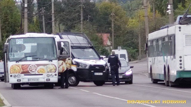 Автомобіль Нацгвардії у Луцьку влетів у маршрутку. ФОТО