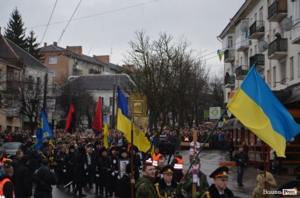 «Герої не вмирають!», – у Луцьку провели в останню путь майданівця. ФОТО. ВІДЕО