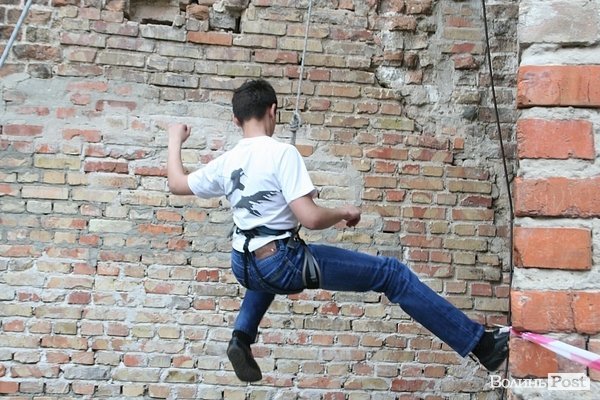 У Луцьку на древніх стінах вчили альпінізму. ФОТО