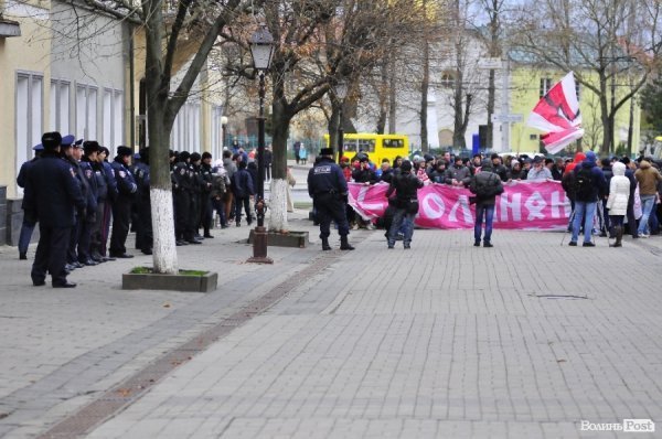 Футбольні фани у Луцьку влаштували марш. ВІДЕО