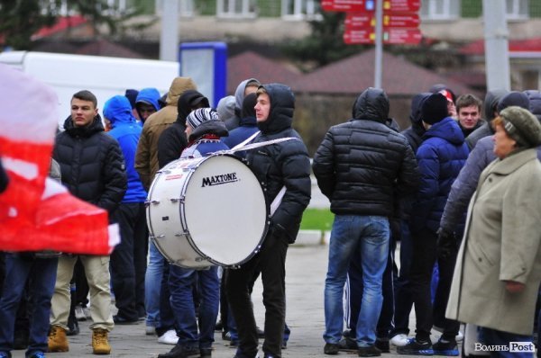 Футбольні фани у Луцьку влаштували марш. ВІДЕО