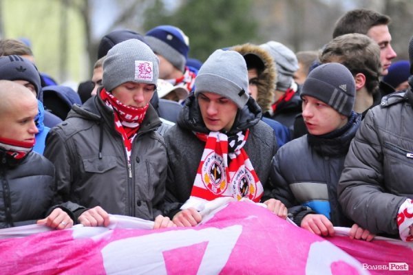 Футбольні фани у Луцьку влаштували марш. ВІДЕО