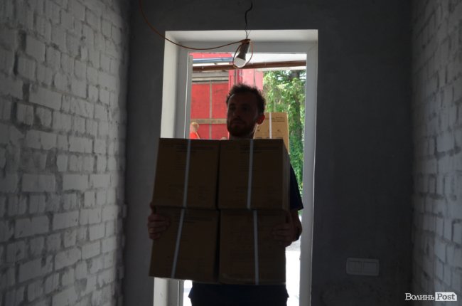 Вартість – понад 120 тисяч євро: до Луцька прибув вантаж з медикаментами для 31 лікарні України