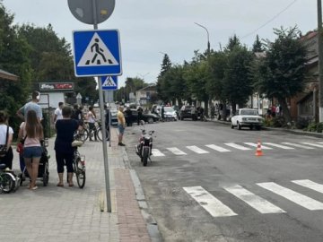 У Луцькому районі на пішохідному переході мотоцикліст збив жінку. ВІДЕО