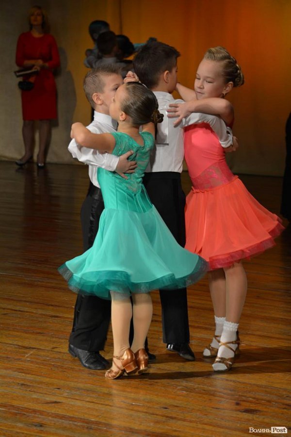 Луцьку сцену запалювали «різдвяні зірочки». ФОТО. ВІДЕО