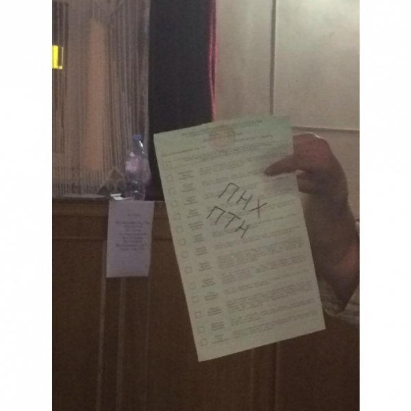 Поглумилися з виборів: як люди псували бюлетені. ФОТО