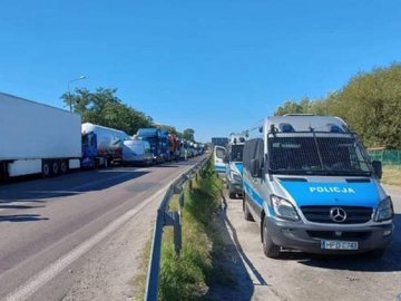 Польські далекобійники заблокували дорогу до пункту пропуску Ягодин-Дорогуськ 