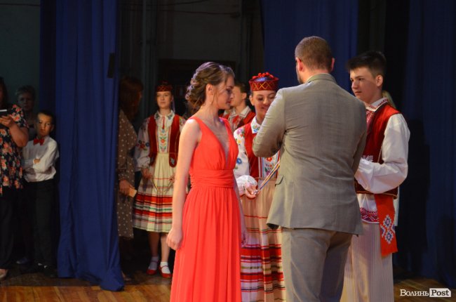 «Ви переможці»: у Луцьку нагородили випускників-медалістів. ФОТО