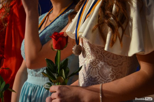 «Ви переможці»: у Луцьку нагородили випускників-медалістів. ФОТО