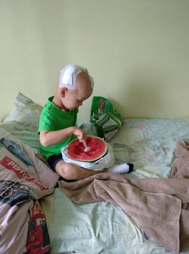 Ходить, їсть і «врєднічає»: онкохворому хлопчику з Волині стало краще після операції. ФОТО