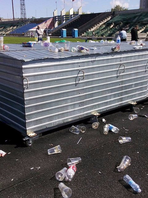 У Рівному стадіон, де був концерт «Океану Ельзи», перетворився на смітник