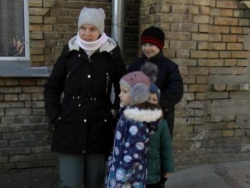 Виїжджали під обстрілами: переселенці розповіли, як дісталися Луцька. ВІДЕО