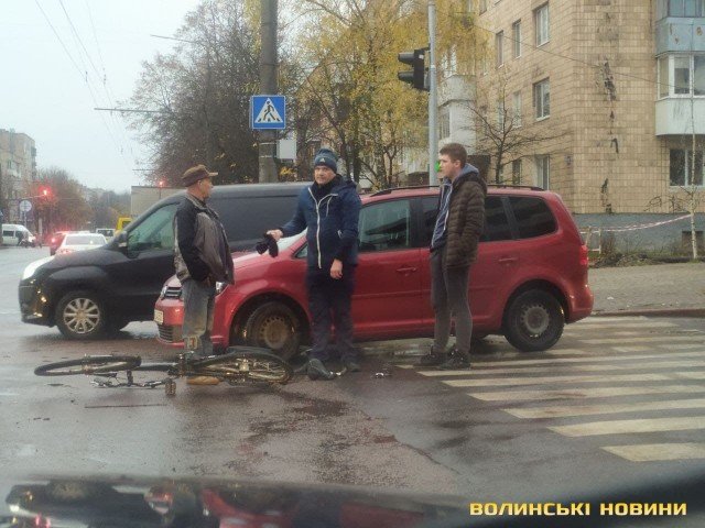 У Луцьку на Відродження автівка збила велосипедиста. ФОТО