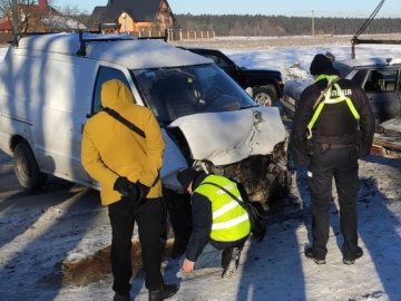 Занесло на зустрічну смугу: через ожеледицю поблизу Луцька зіштовхнулися два авто.ФОТО