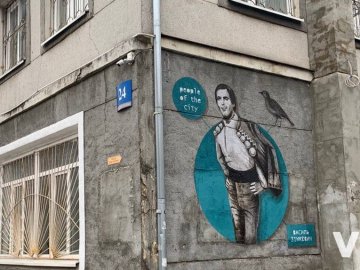 На будівлі луцького суду з'явився мурал легендарного співака Василя Зінкевича