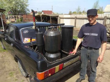 Волинянин створив автомобіль, що їздить на дровах