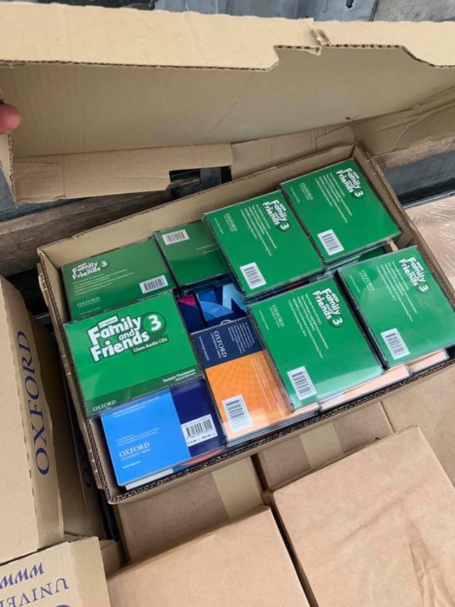 На «Ягодині» затримали вантажівку з англомовними книгами на 40 мільйонів. ФОТО