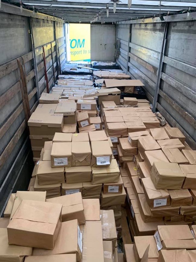 На «Ягодині» затримали вантажівку з англомовними книгами на 40 мільйонів. ФОТО