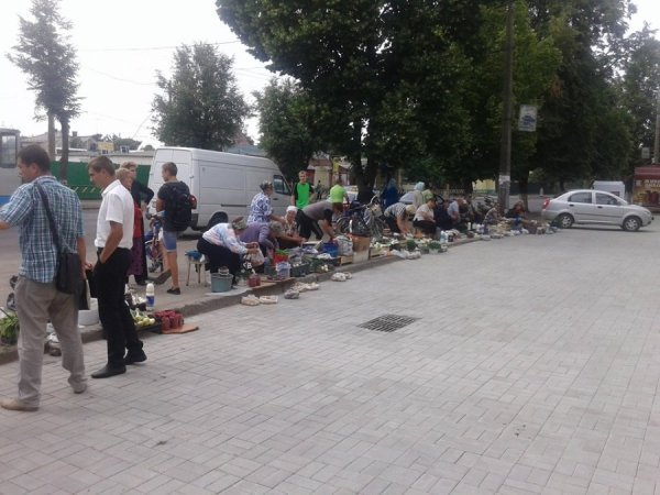 У Луцьку попри заборони продовжують стихійно торгувати. ФОТО