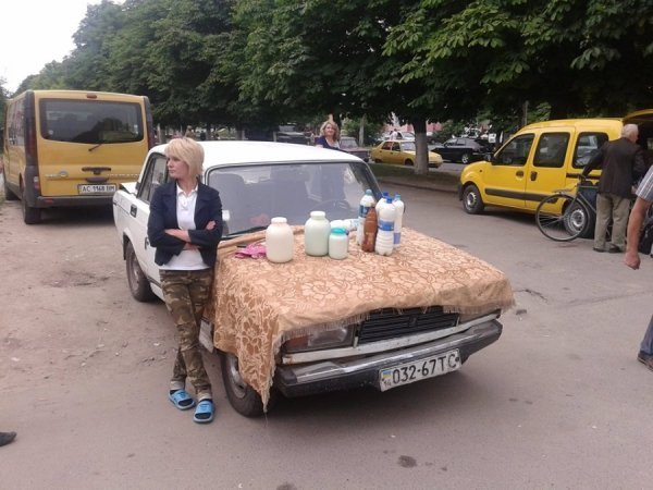 У Луцьку попри заборони продовжують стихійно торгувати. ФОТО