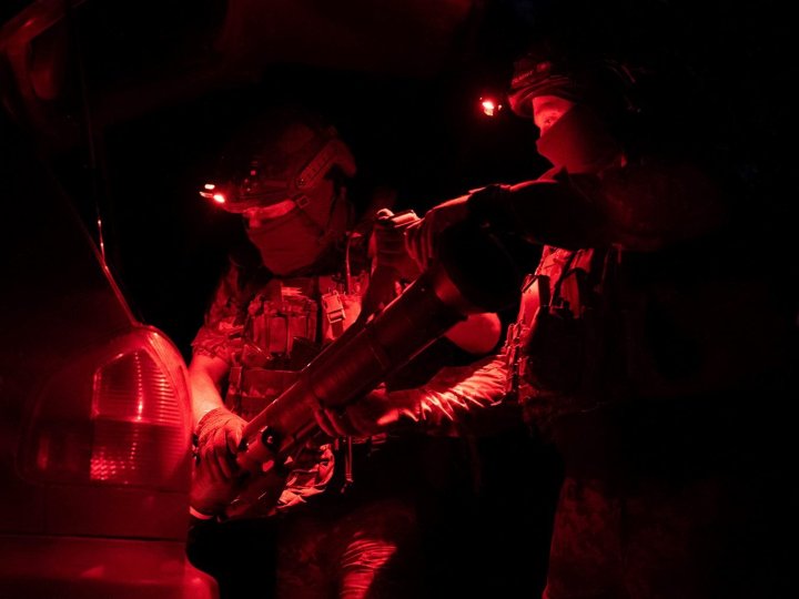 Вражаючі фото: волинські розвідники вирушають на нічне завдання