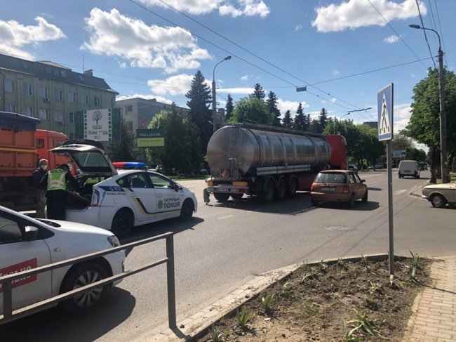 У Луцьку не розминулися дві вантажівки. ФОТО 