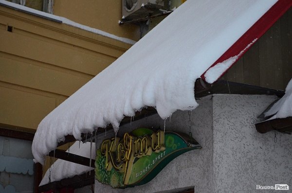 Луцьк замітає снігом. ФОТО